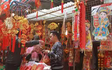 Hàng Mã rực đỏ ngày giáp Tết